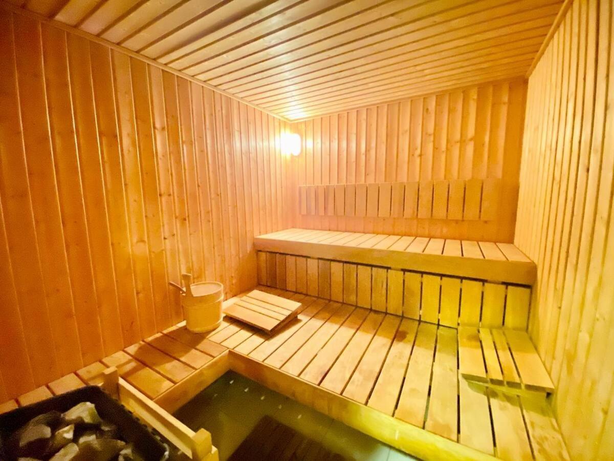 Upscale Studio Full Lake View In Goldcrest View Tower 두바이 외부 사진