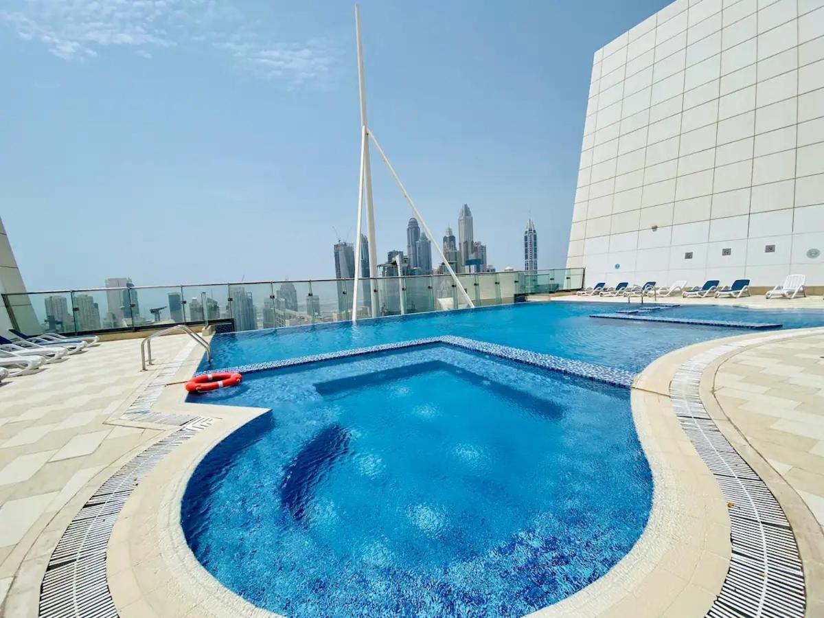 Upscale Studio Full Lake View In Goldcrest View Tower 두바이 외부 사진