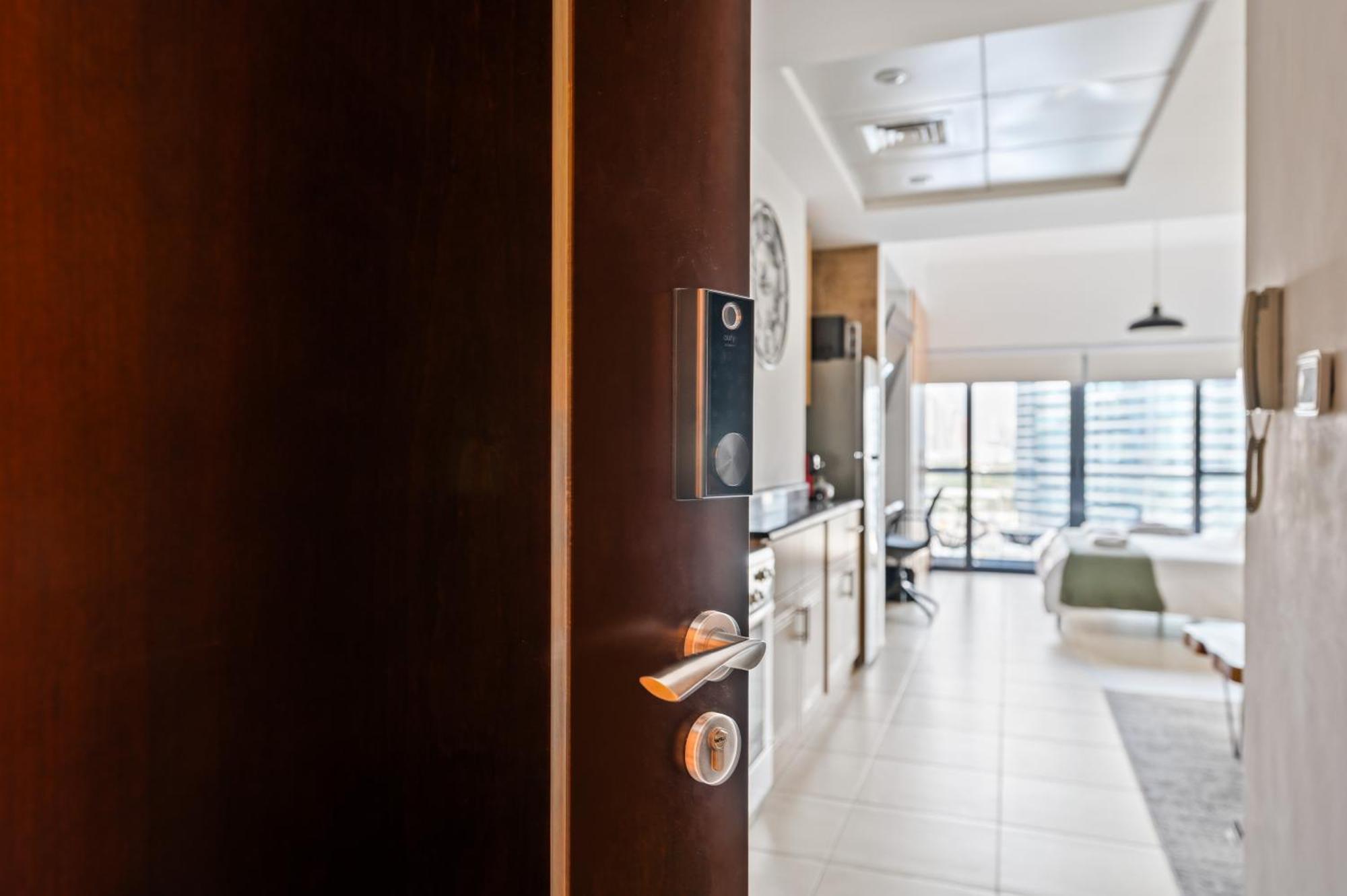 Upscale Studio Full Lake View In Goldcrest View Tower 두바이 외부 사진