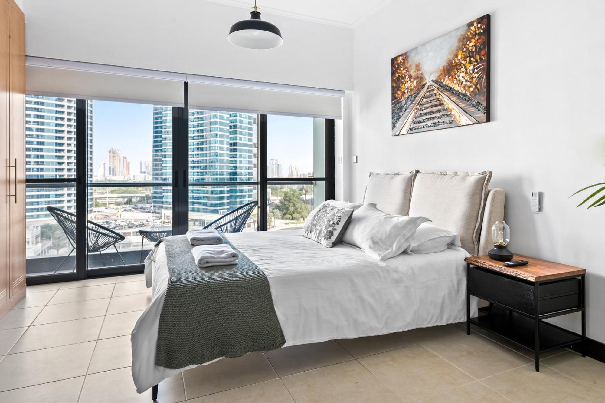 Upscale Studio Full Lake View In Goldcrest View Tower 두바이 외부 사진