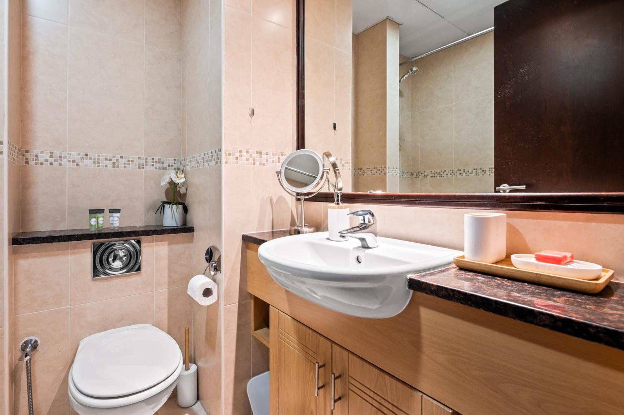 Upscale Studio Full Lake View In Goldcrest View Tower 두바이 외부 사진