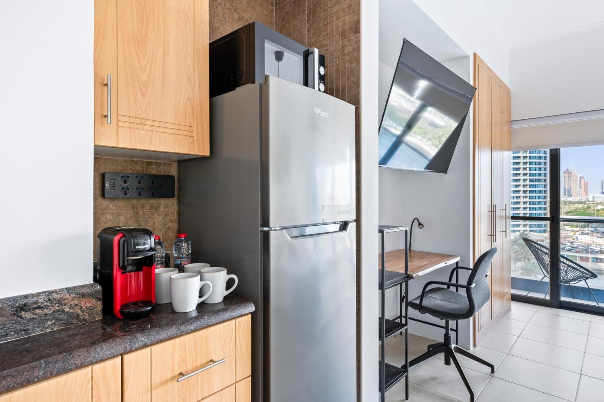 Upscale Studio Full Lake View In Goldcrest View Tower 두바이 외부 사진