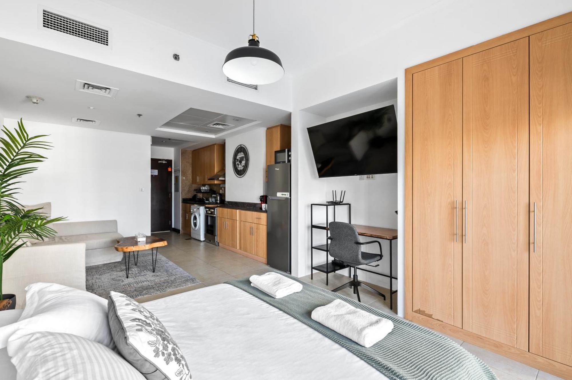 Upscale Studio Full Lake View In Goldcrest View Tower 두바이 외부 사진