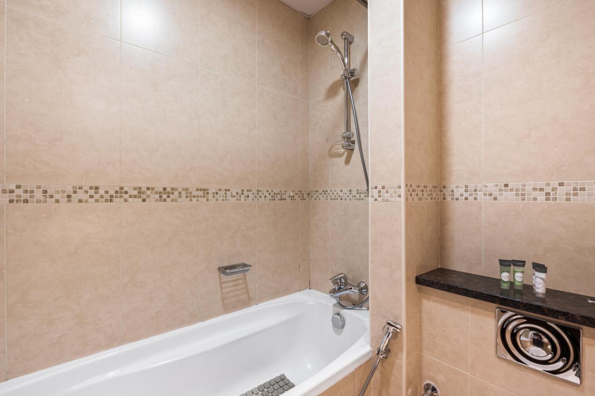 Upscale Studio Full Lake View In Goldcrest View Tower 두바이 외부 사진