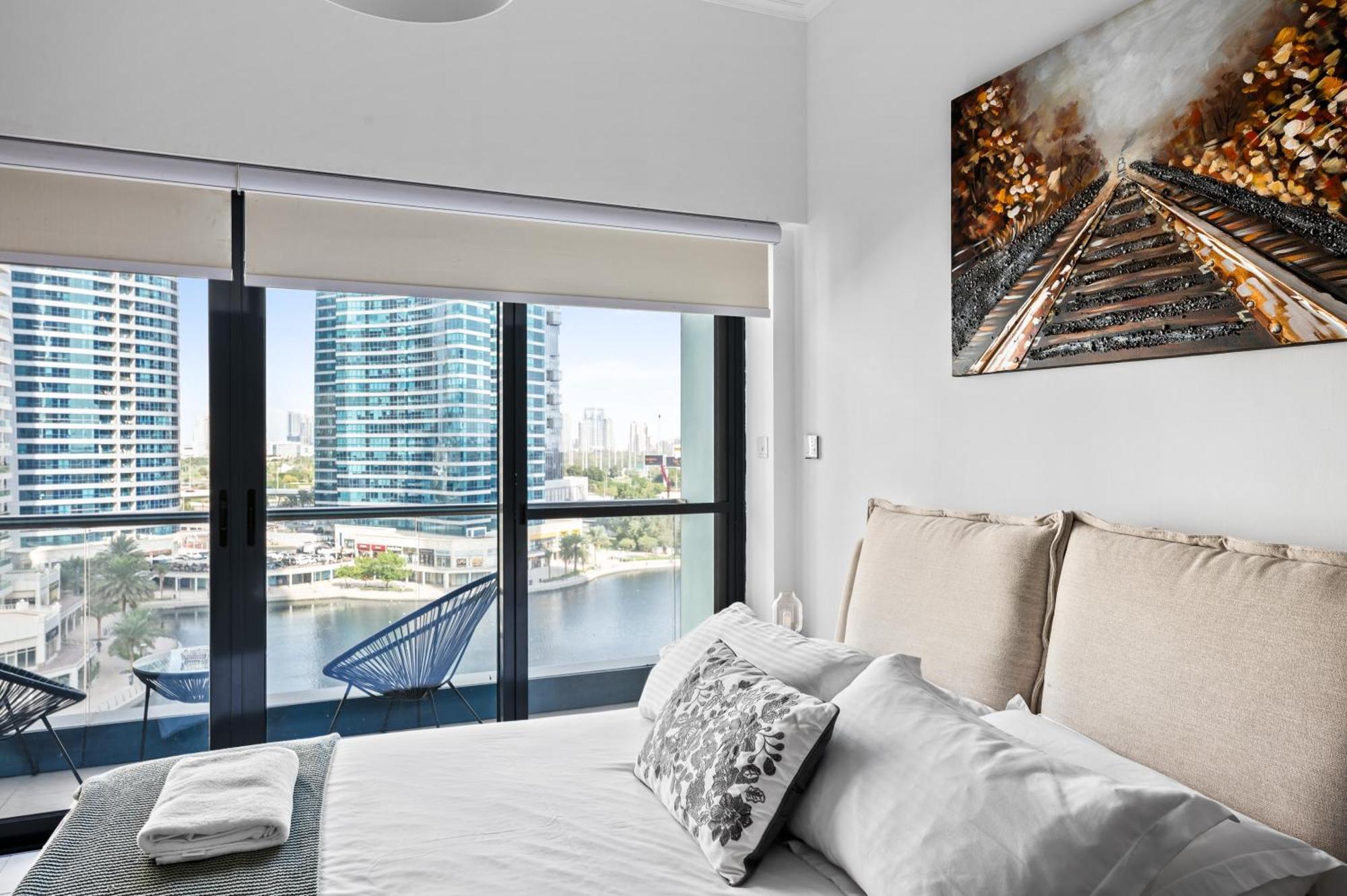 Upscale Studio Full Lake View In Goldcrest View Tower 두바이 외부 사진