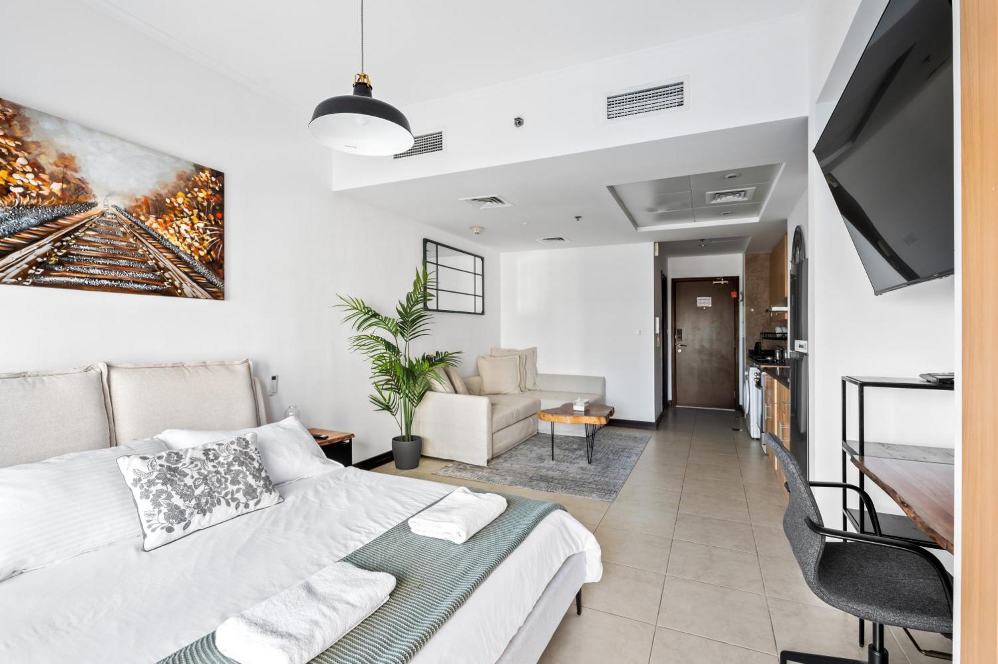 Upscale Studio Full Lake View In Goldcrest View Tower 두바이 외부 사진