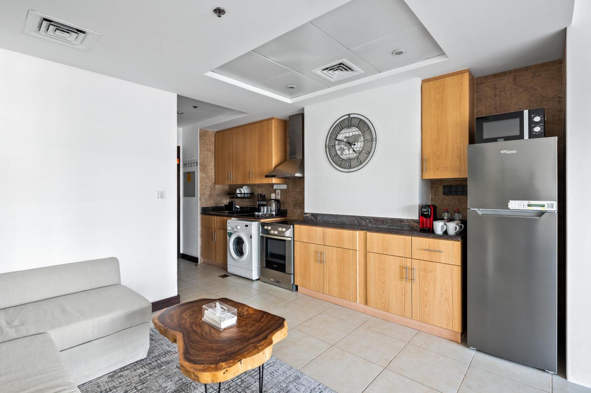 Upscale Studio Full Lake View In Goldcrest View Tower 두바이 외부 사진