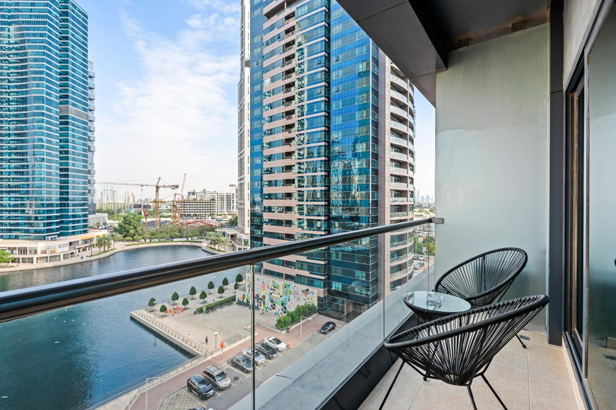 Upscale Studio Full Lake View In Goldcrest View Tower 두바이 외부 사진