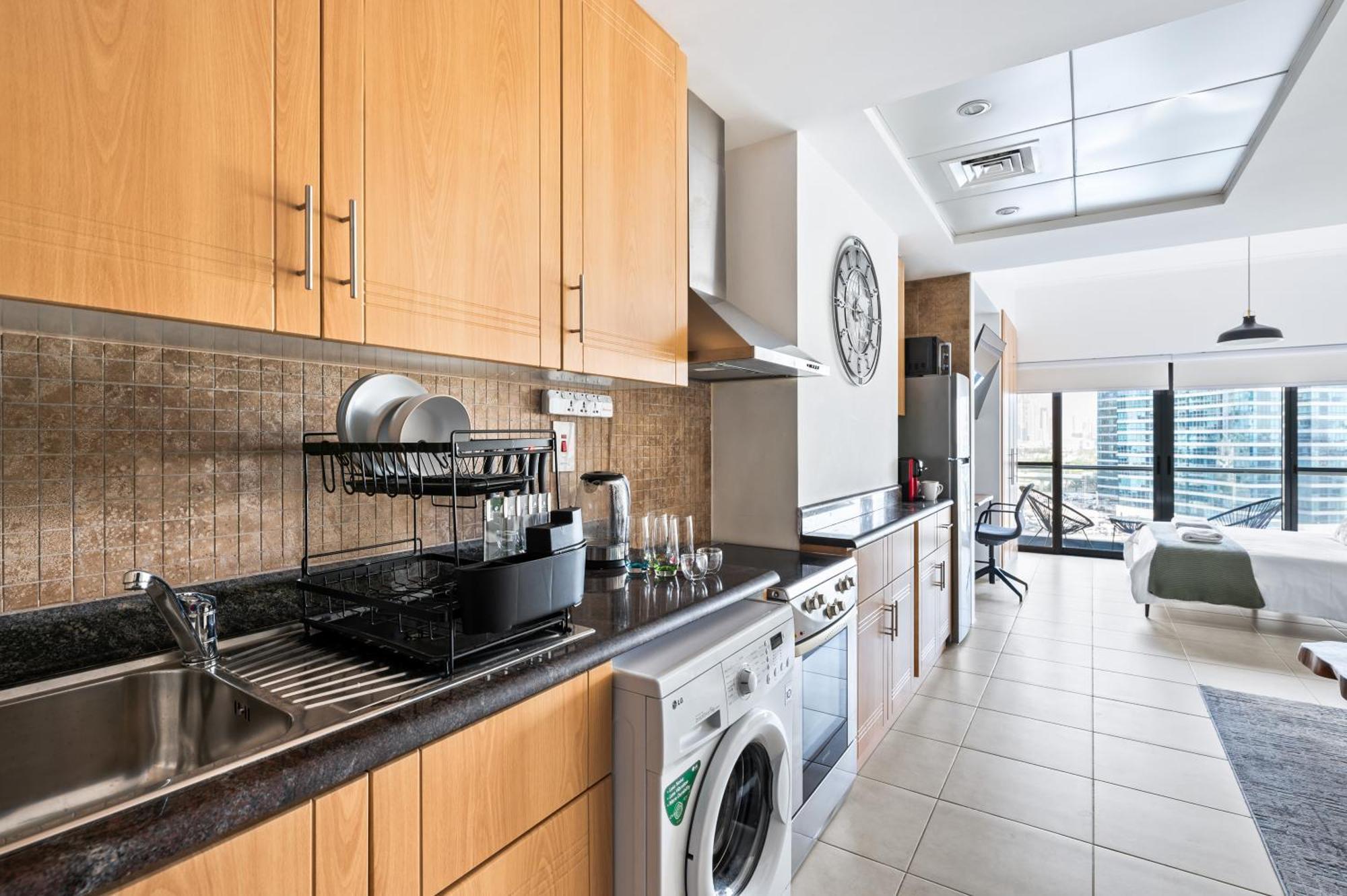 Upscale Studio Full Lake View In Goldcrest View Tower 두바이 외부 사진