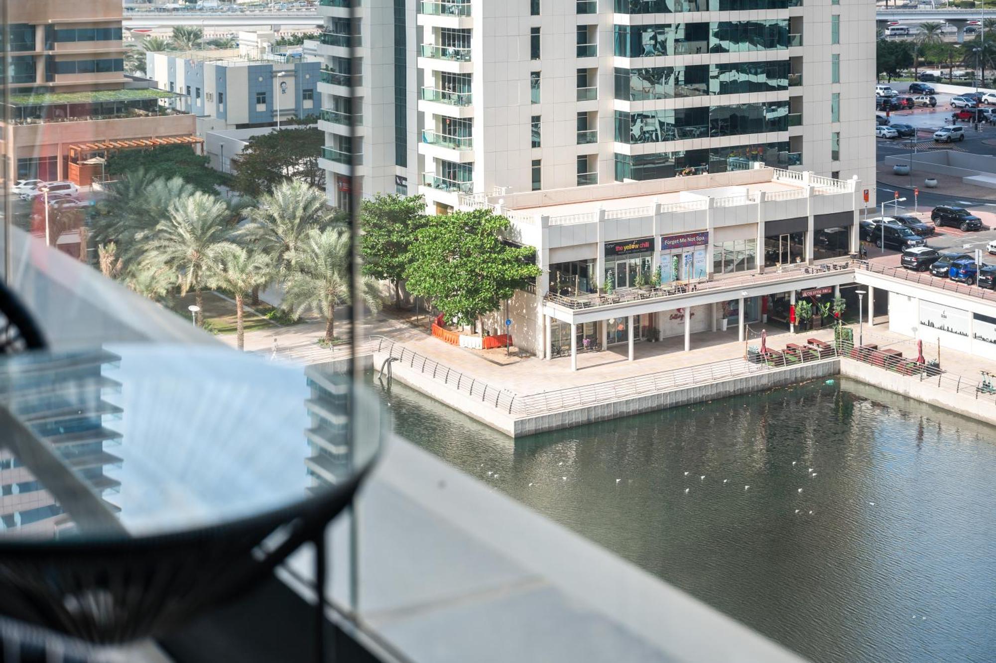 Upscale Studio Full Lake View In Goldcrest View Tower 두바이 외부 사진