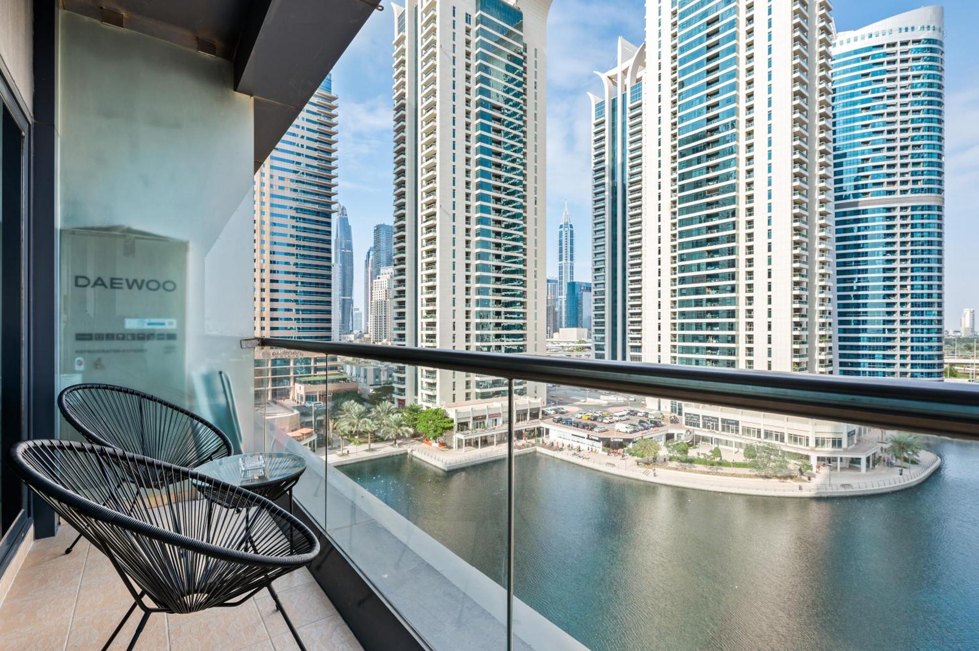 Upscale Studio Full Lake View In Goldcrest View Tower 두바이 외부 사진